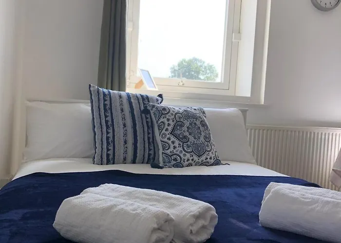 Comfy Entire Flat With City View Balcony In Regents Park, Camden, Central London