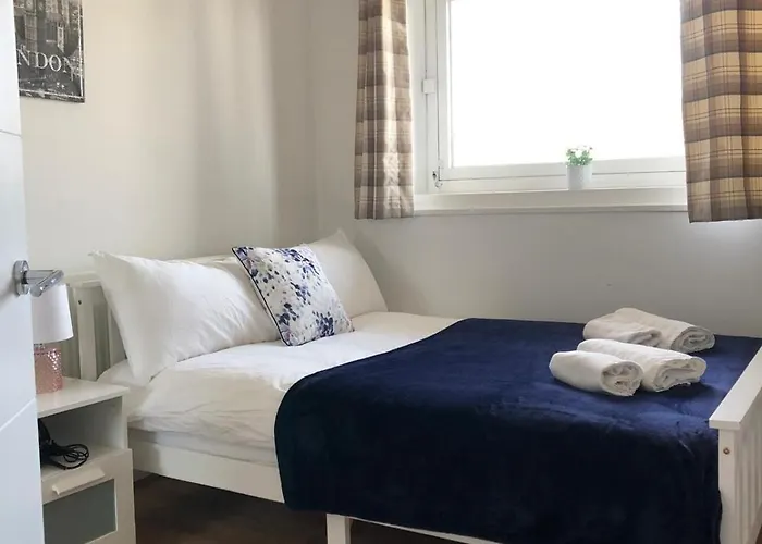 Comfy Entire Flat With City View Balcony In Regents Park, Camden, Central London