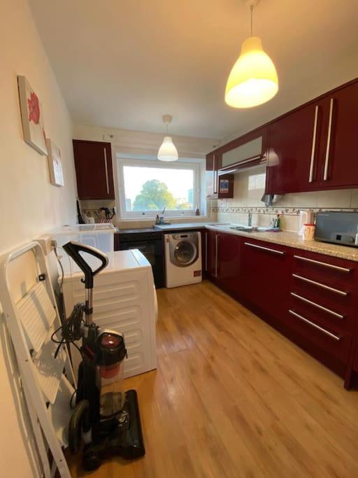 Comfy Entire Flat With View Balcony In Regents Park, Camden, * Londra