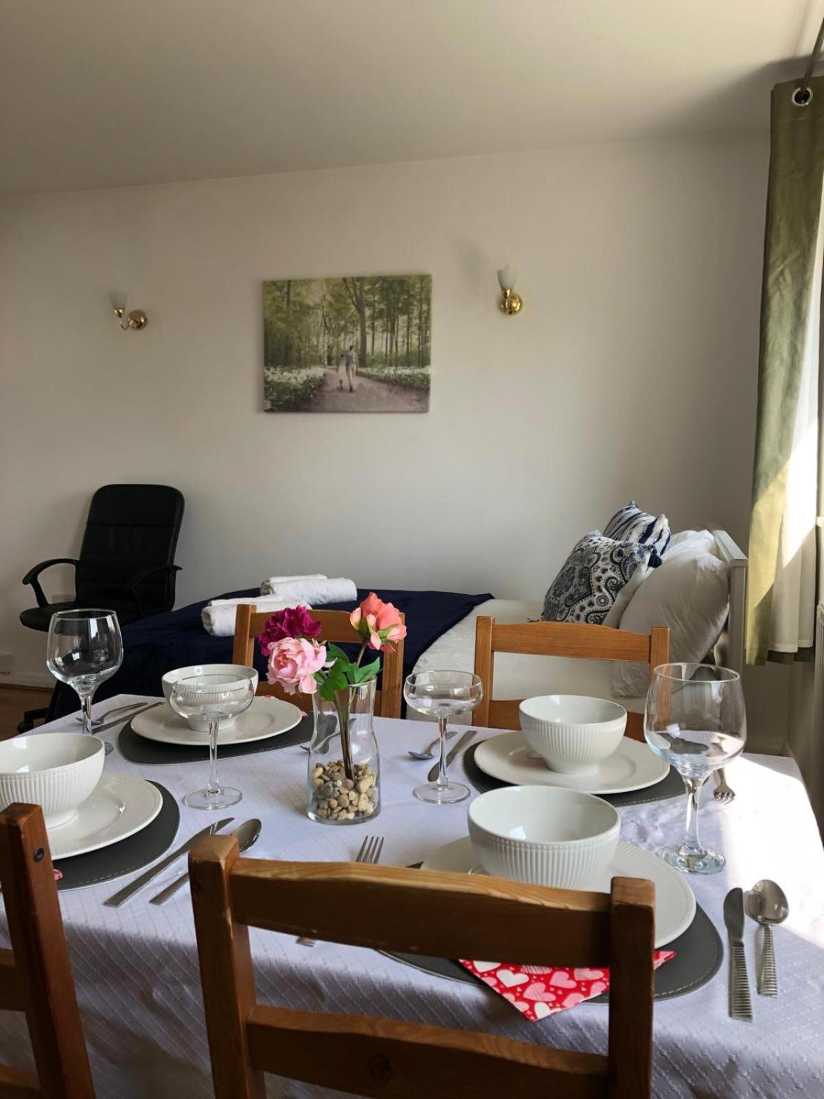 Comfy Entire Flat With View Balcony In Regents Park, Camden, * Londra